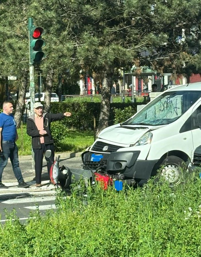Scooter contro furgoncino: attimi di paura per un brutto incidente in Strada del Drosso