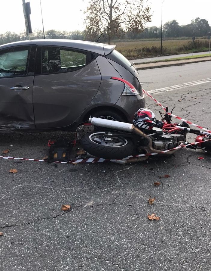 Grave incidente tra auto e moto in strada Pianezza: il centauro trasportato in codice rosso al Cto