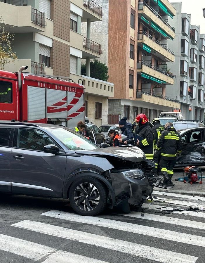 Incidente stradale a un incrocio con vigili del fuoco