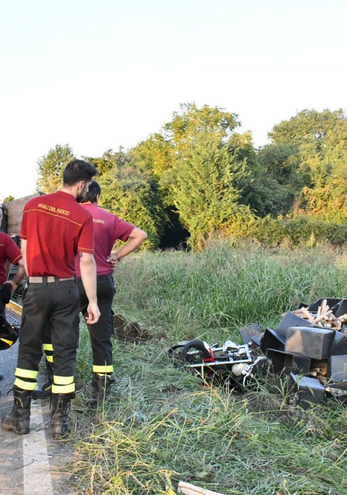 Rivoli, una Harley finisce contro un camion: muore una donna