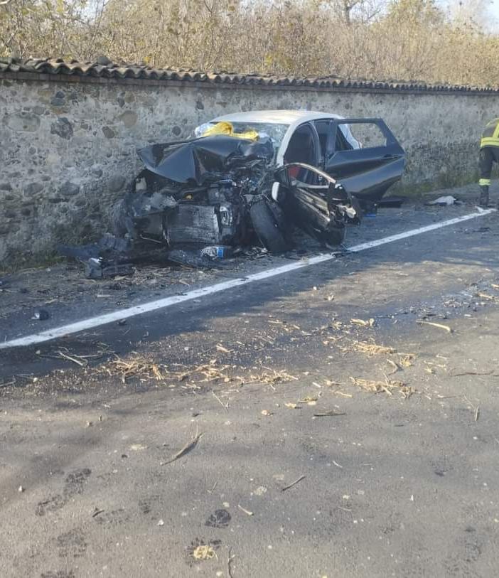 incidente automobilistico auto in fiamme