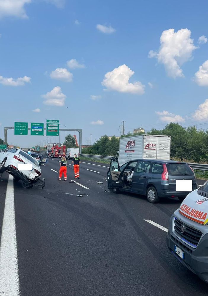Incidente in tangenziale allo svincolo di Venaria, un auto finisce sulla barriera in cemento: lunghe code
