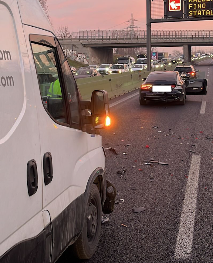 Tamponamento tra tre auto in tangenziale allo svincolo di Collegno: traffico in tilt