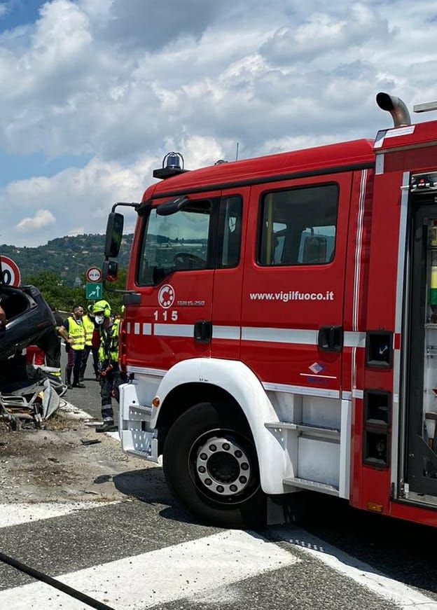 Incidente sulla tangenziale sud, Polizia Stradale e pompieri in azione: anziano trasportato al Cto