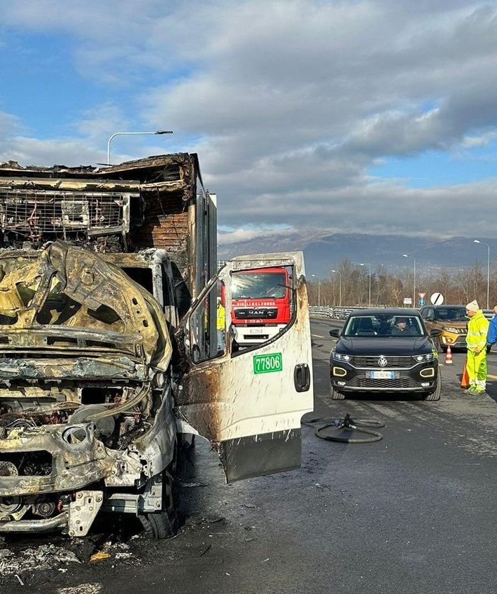 Mezzo pesante a fuoco allo svincolo per la bretella Ivrea-Santhia: traffico paralizzato sulla A5