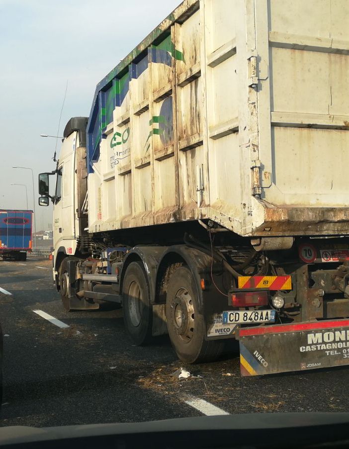 Tir si intraversa sulla tangenziale sud, pesanti rallentamenti al traffico