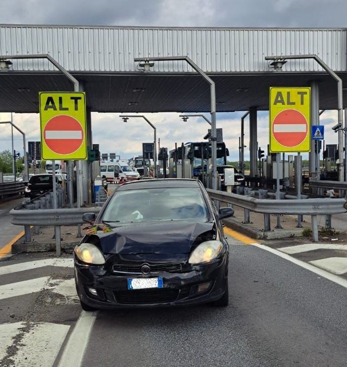 Tangenziale, tamponamento tra due veicoli alla barriera &quot;Trofarello&quot;: 5 feriti