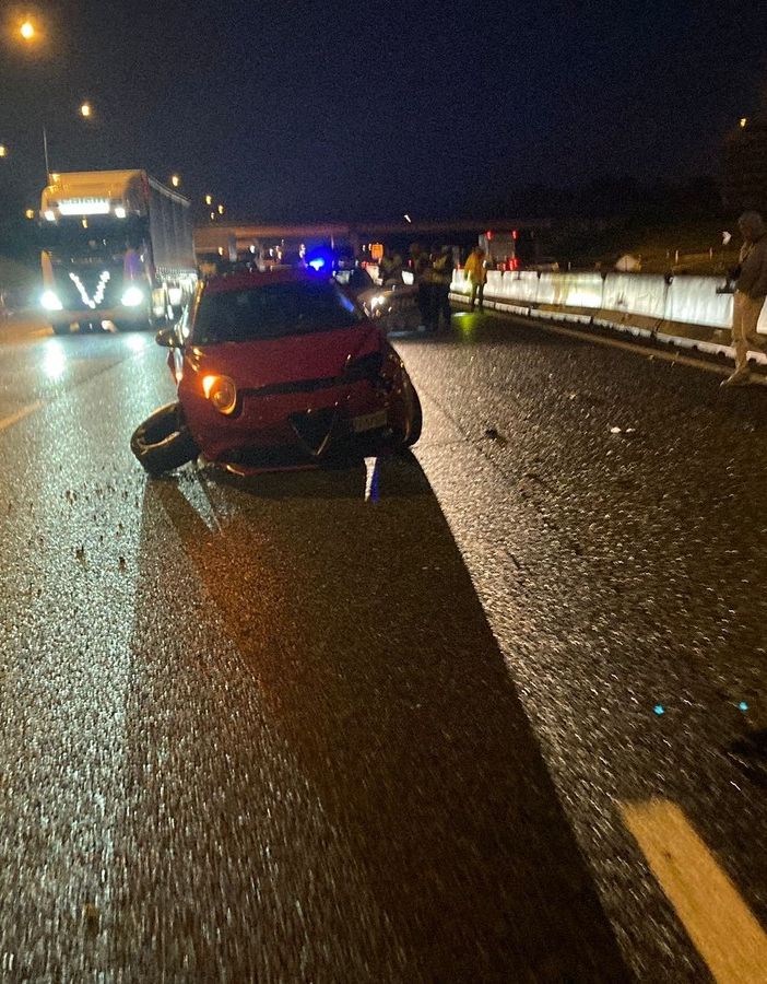 Incidente in tangenziale con auto in mezzo alle corsie