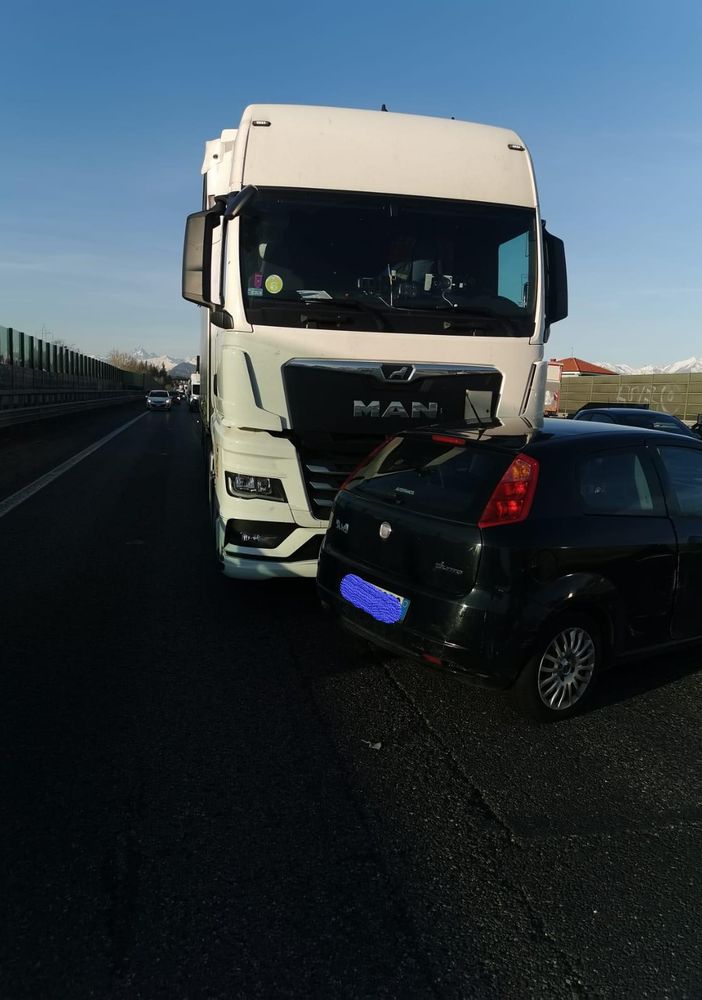 incidente all'altezza di Collegno tra un tir e un'auto