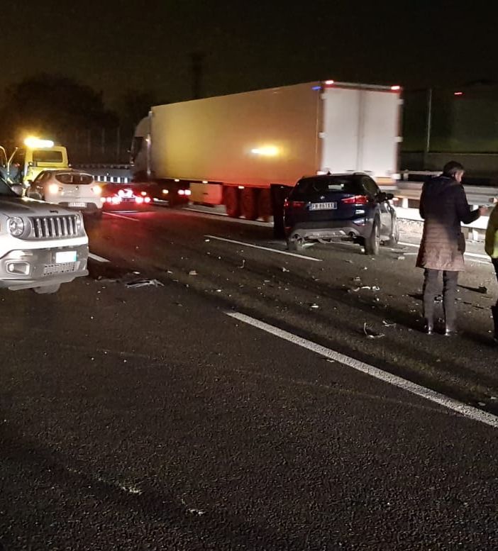 Incidente nella notte sulla tangenziale nord a Pianezza: due vetture coinvolte, una persona ferita