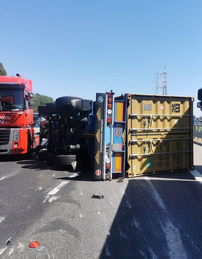 tir ribaltato in tangenziale sud