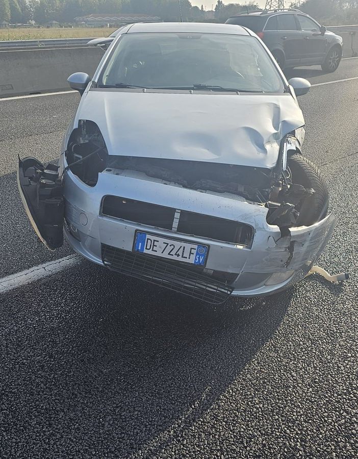 Incidente in tangenziale, Fiat Punto distrutta e traffico in tilt