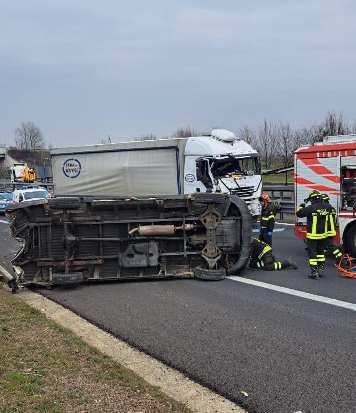 Furgone fermo sulla corsia di emergenza viene centrato da un tir: traffico paralizzato sulla Torino-Pinerolo Furgone fermo sulla corsia di emergenza viene centrato da un tir: traffico paralizzato sulla Torino-Pinerolo