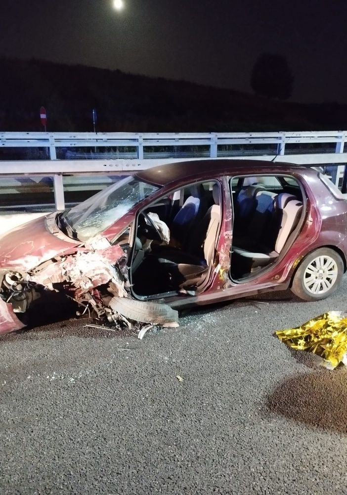 Auto imbocca la tangenziale in contromano e provoca un incidente: un ferito in codice rosso al Cto