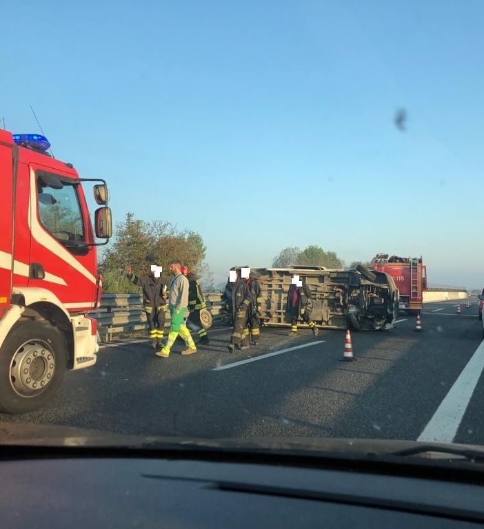 Furgone diretto a Torino si ribalta sulla A6 poco prima dello svincolo per Piacenza