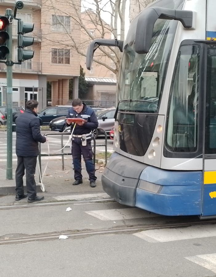 Donna investita dal tram 4 in corso Unione Sovietica: sospeso il traffico sui binari