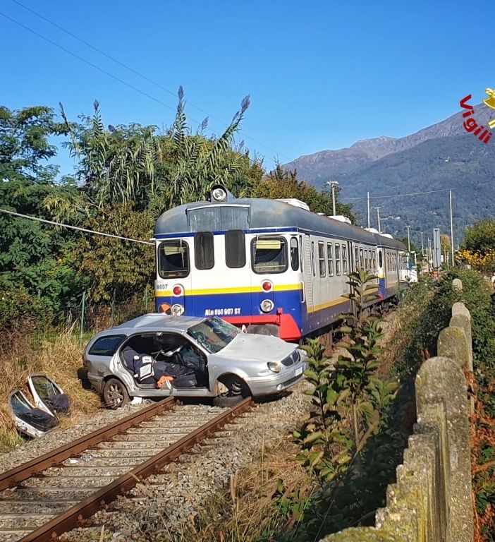 Valperga, il treno travolge un'automobile: sul posto il 118 e l'elicottero dei vigili del fuoco [FOTO e VIDEO]
