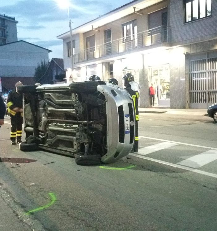 Venaria, incidente rocambolesco in corso Garibaldi: un uomo in ospedale