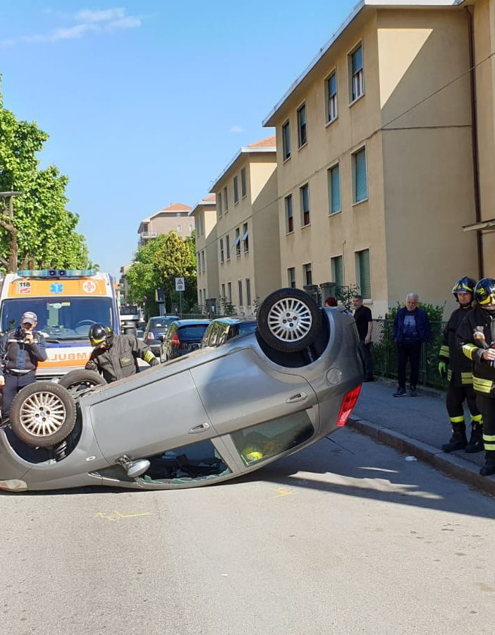 Venaria, incidente rocambolesco in corso Matteotti: un'auto si ribalta [FOTO]