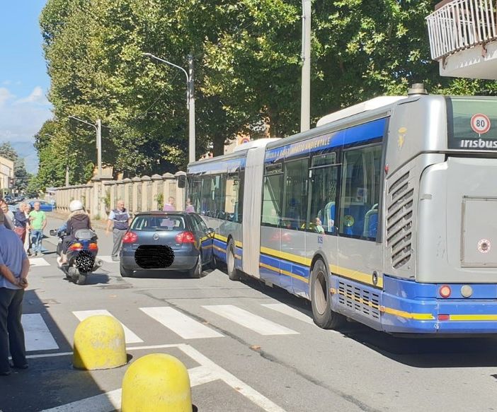 Venaria, automobile contro bus di linea in via Zanellato: disagi al traffico