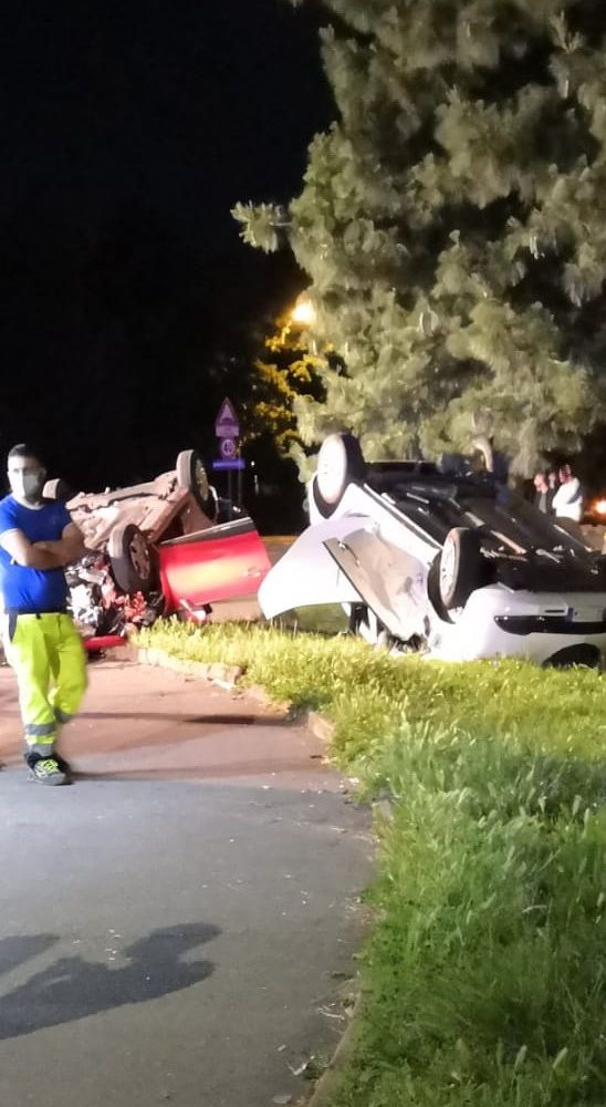 Spettacolare incidente ieri sera in via Artom: due auto coinvolte ma nessun ferito grave