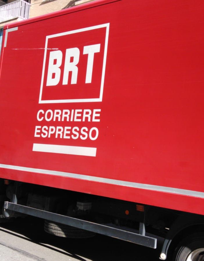 Autista di furgone distratto provoca tamponamento in via Barletta
