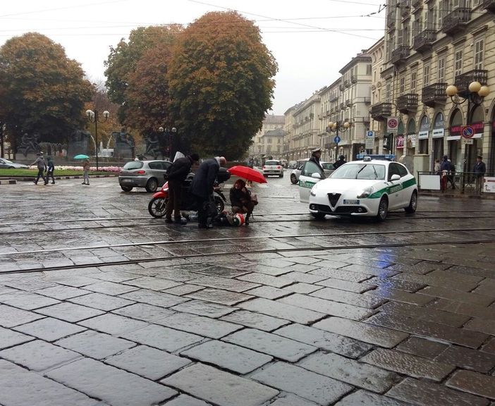 Incidente tra motorino e auto, traffico bloccato in piazza Solferino a Torino
