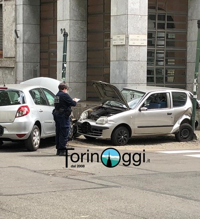 vigile urbano effettua rilevazioni dopo uno scontro