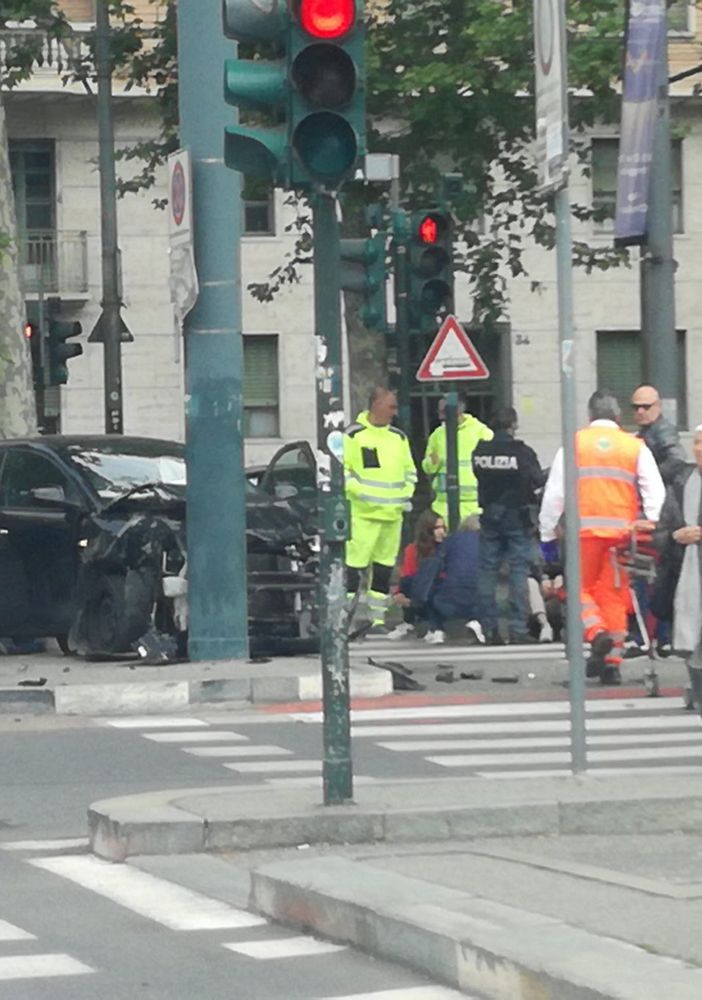 Terribile incidente in corso Agnelli: auto si schianta contro un palo della luce