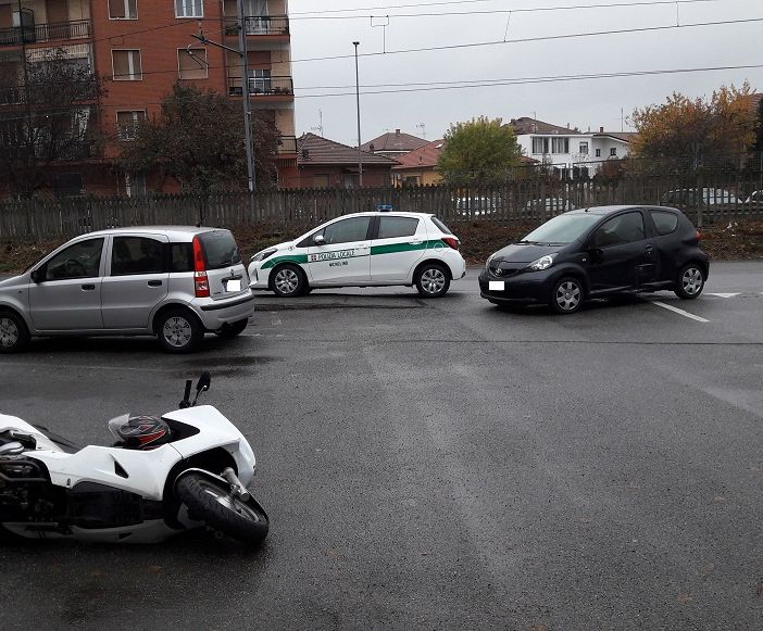 Nichelino, incidente in via IV Novembre: coinvolta una vettura sequestrata e guidata da un artigiano che non ha mai conseguito la patente