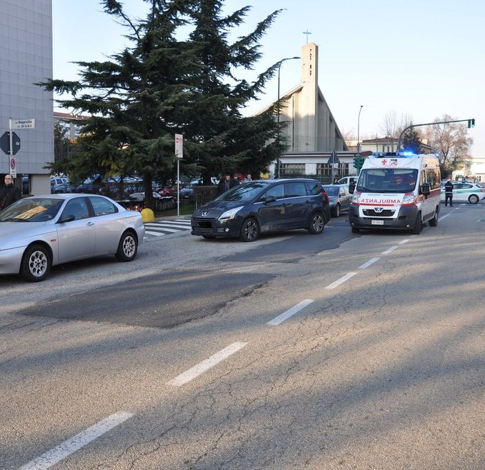 Attraversa la strada per non perdere il bus e viene investito: 35enne in prognosi riservata