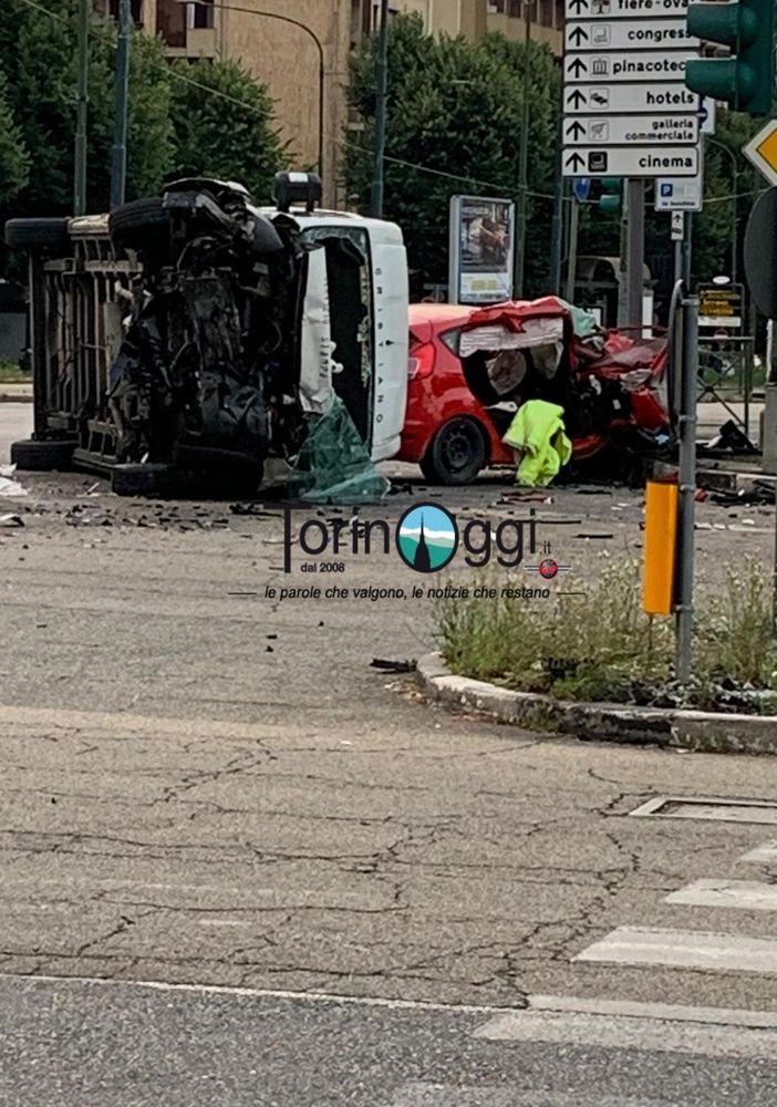 Schianto nella notte: un'auto si ribalta e una persona resta incastrata. Tre feriti al CTO
