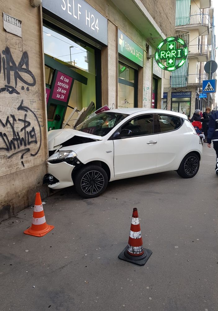 Incidente in via Passo Buole, Lancia Y rischia di distruggere la vetrina di una farmacia