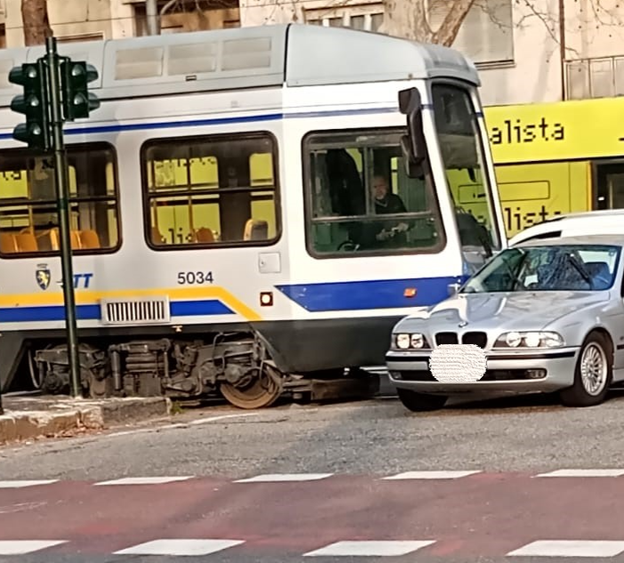incidente tra tram e auto