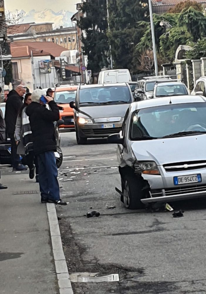 Incidente a Nichelino, chiusa al traffico per mezz'ora via Superga