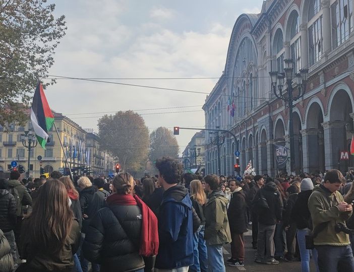 Tensioni tra polizia e Pro Pal dopo il corteo dei sindacati: scontri a Porta Nuova
