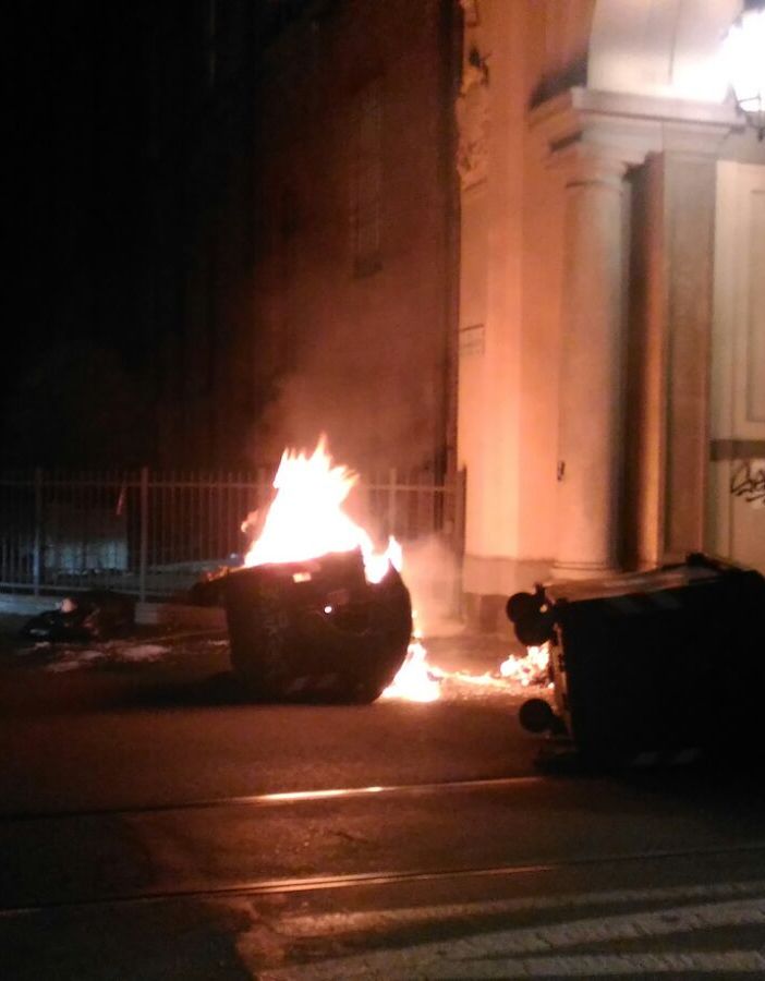Corteo anti G7 a Torino: la situazione degenera in via Po, pioggia di bombe carta. Solo alle 23 torna la calma (FOTO E VIDEO)