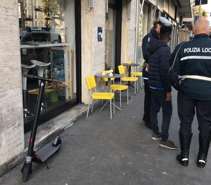 Monopattino investe un pedone in corso Giulio Cesare: erano entrambi sul marciapiede