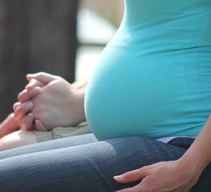 Parcheggi rosa per donne incinte, nel 2025 al via la sperimentazione