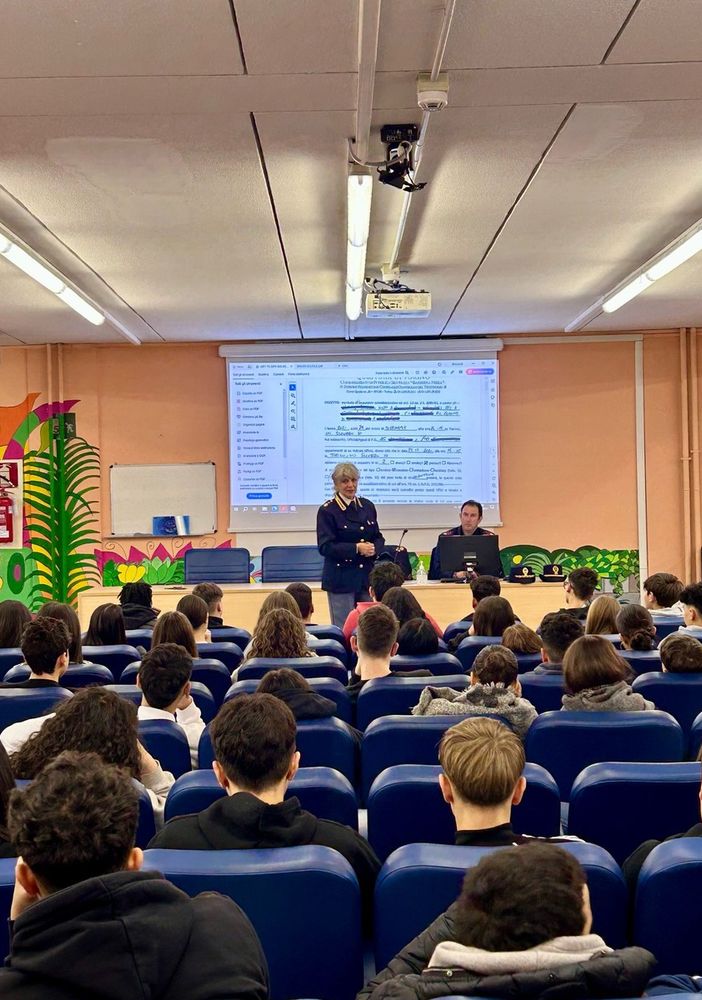 incontro tra polizia e ragazzi in un'aula magna
