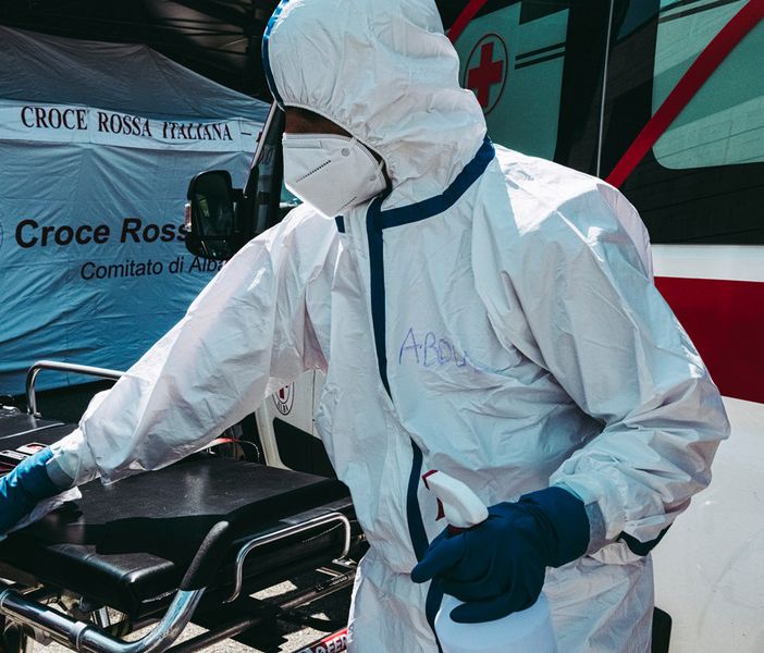 operatore sanitario con dispositivi di protezione anti Covid