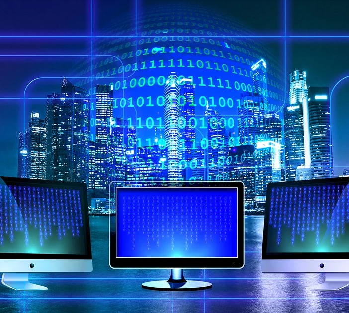 Tre monitor con immagini digitali