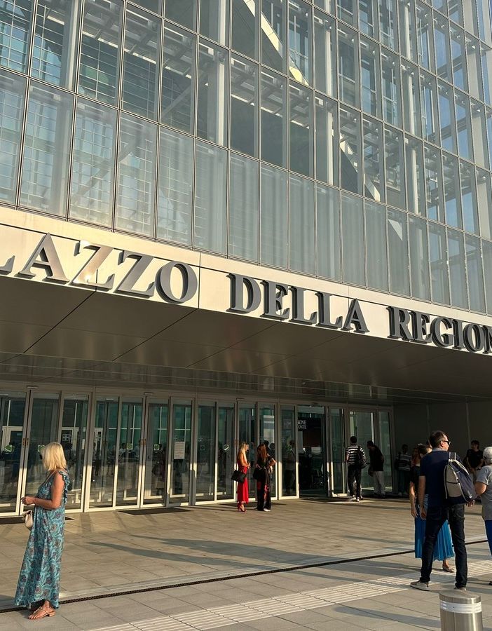 persone che entrano nel grattacielo della Regione