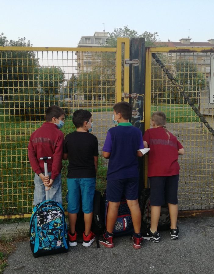 La ripartenza vista dai banchi delle elementari è gioia mista a uno sventolio bianco: non fazzoletti, ma autocerficazioni