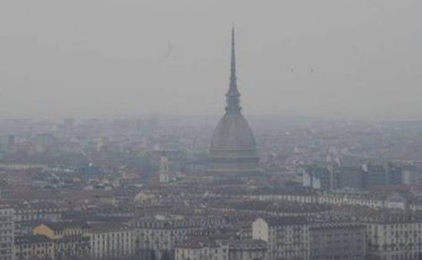 “Che aria tira” a Torino? Nel 98% dei casi concentrazioni dannose per la salute, nel 39% superiori alle norme di legge