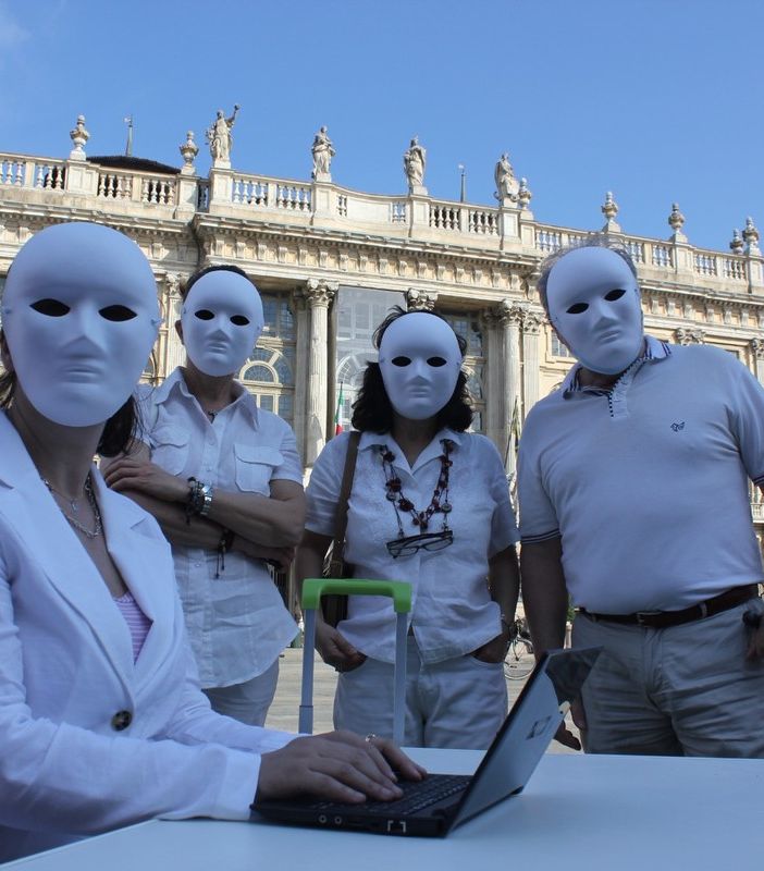 A Torino esplode la protesta degli insegnanti precari: “Noi fantasmi con il trolley in mano, stabilizzateci” [VIDEO e FOTO]