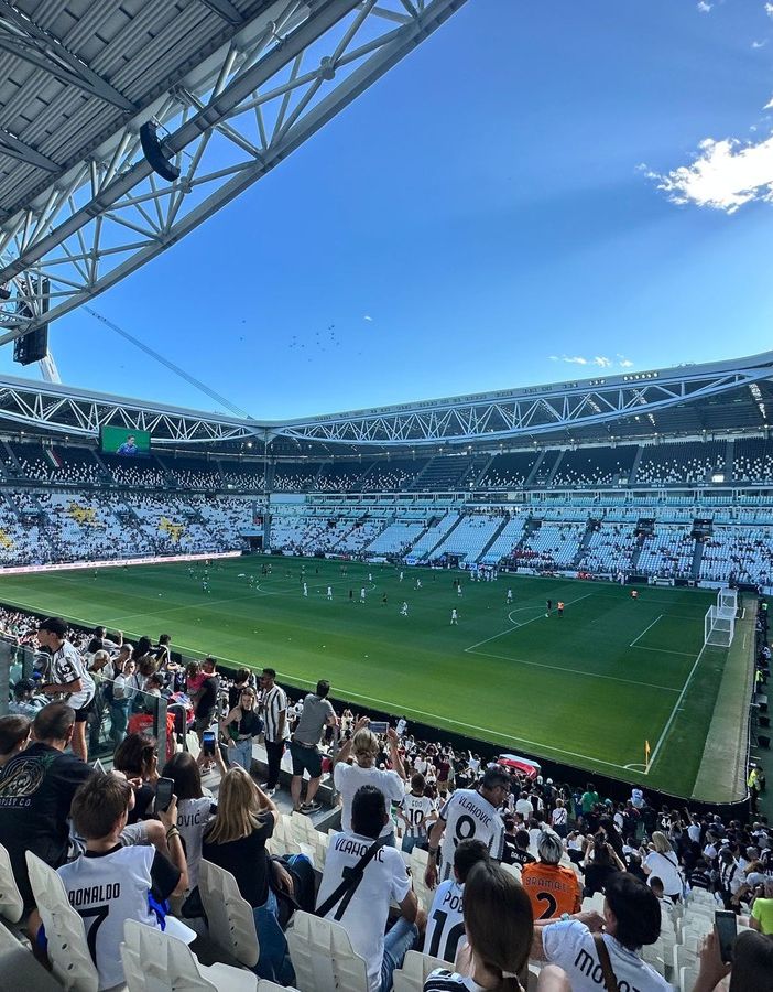 Allianz stadium di Torino con tifosi