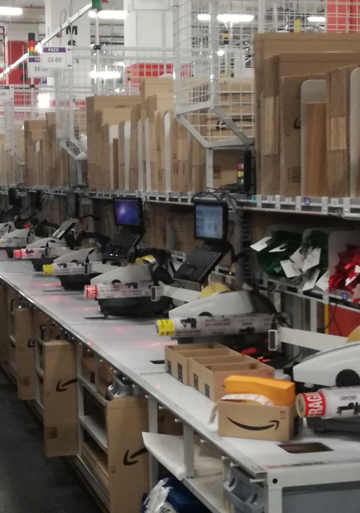 interno di stabilimento Amazon a Torrazza