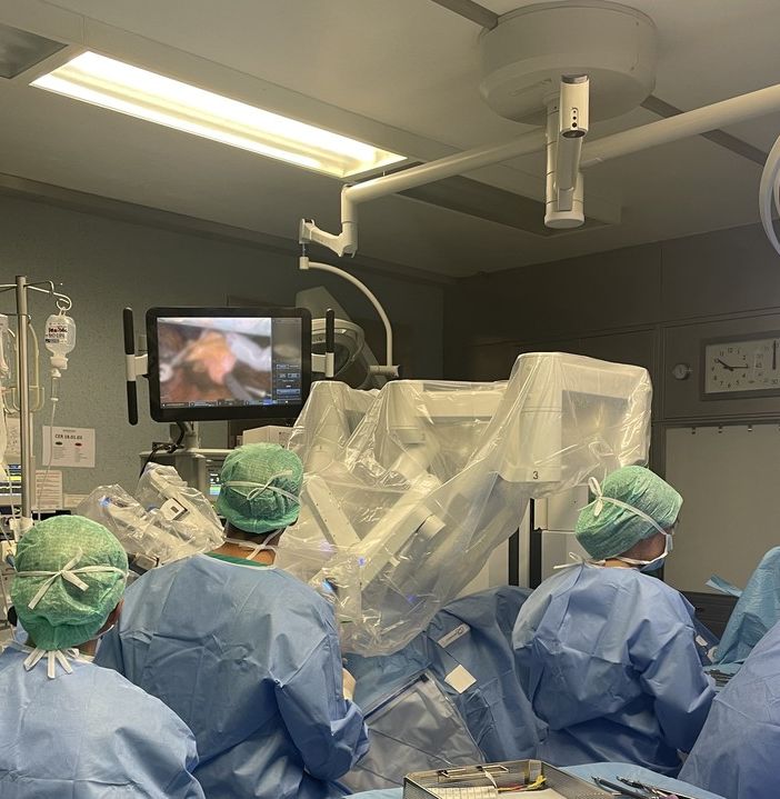 equipe di medici che operano