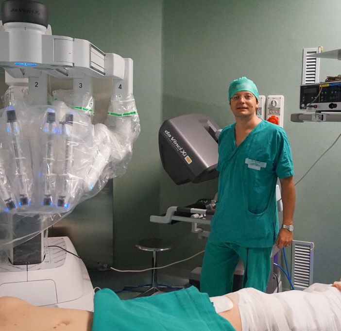 Per la prima volta al mondo un robot ha operato una donna da sveglia esportando un tumore